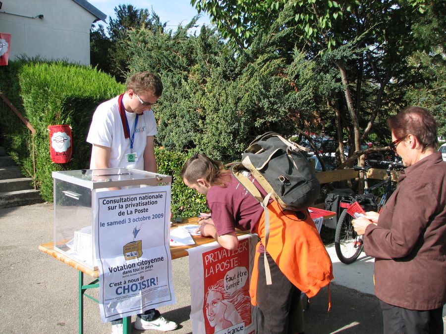 Les stands - Grande Lessive 2009 (25 - Montferrand le Château) - Photo n2